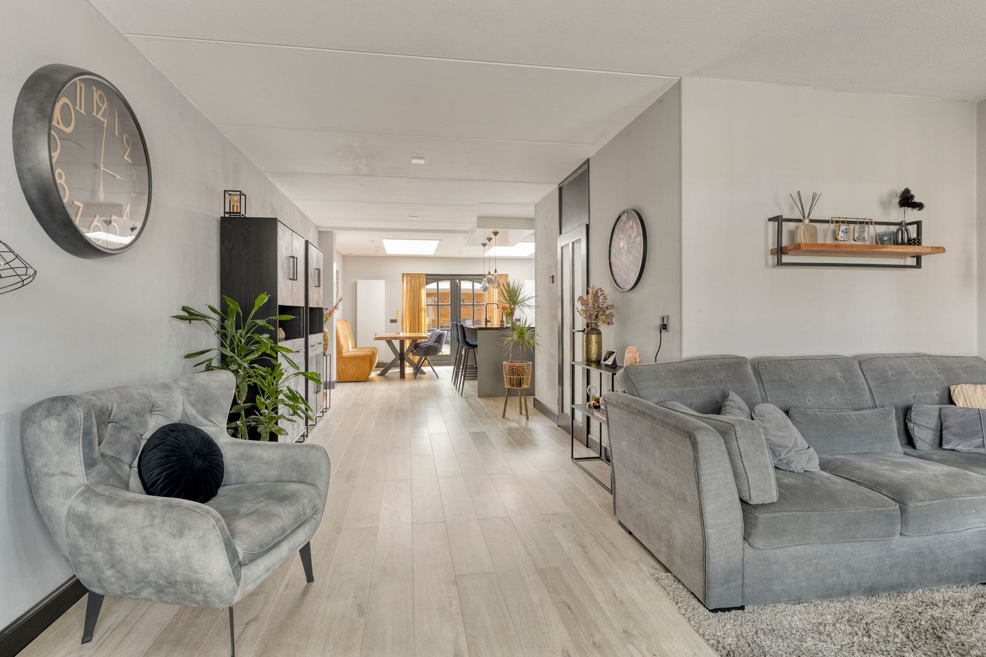 Modernized semi-detached family home with extension and luxury amenities — 12