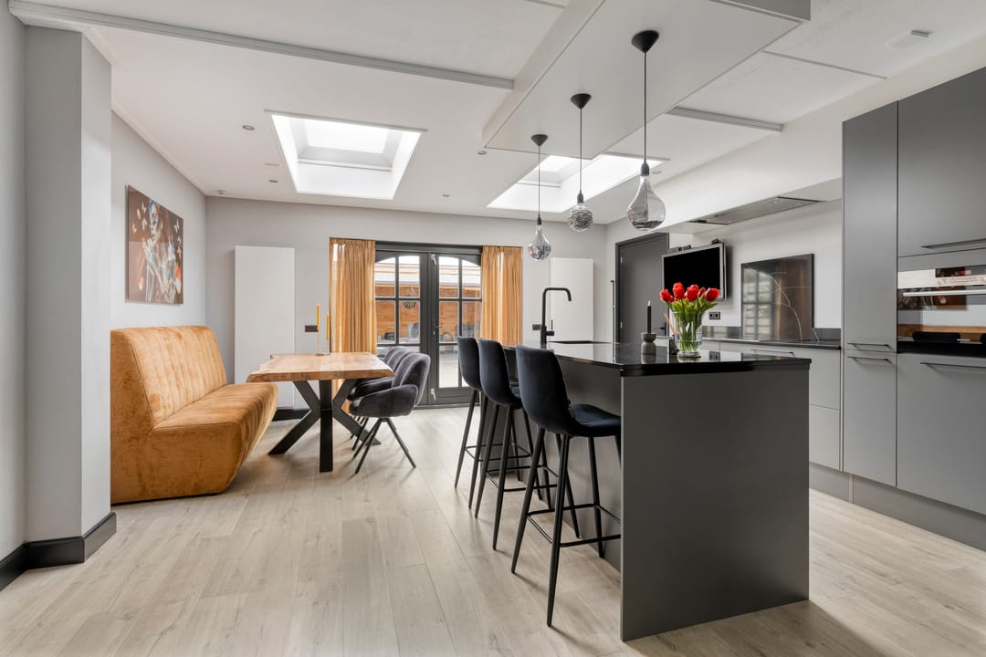 Modernized semi-detached family home with extension and luxury amenities — 14