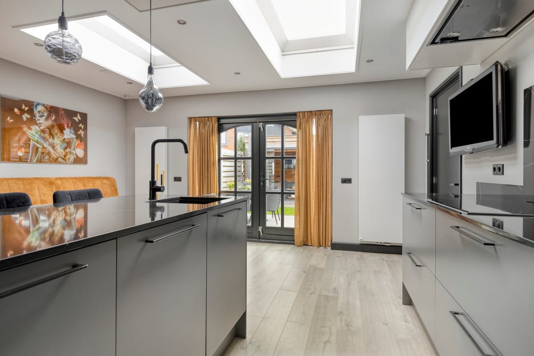 Modernized semi-detached family home with extension and luxury amenities — 15