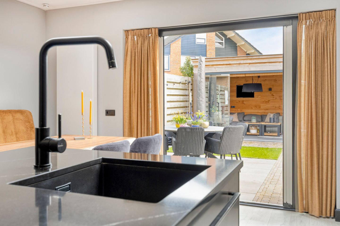 Modernized semi-detached family home with extension and luxury amenities — 17