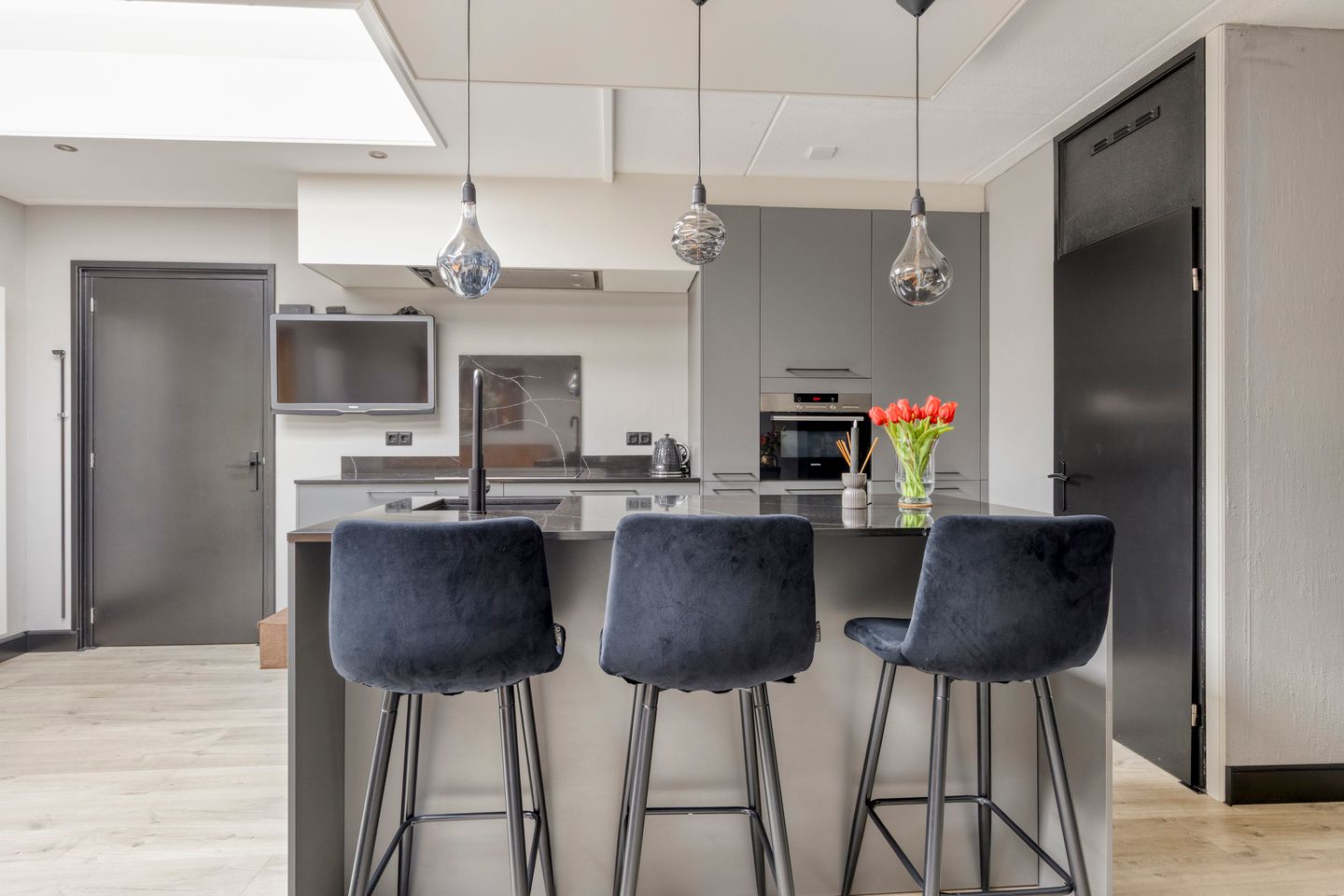 Modernized semi-detached family home with extension and luxury amenities — 18