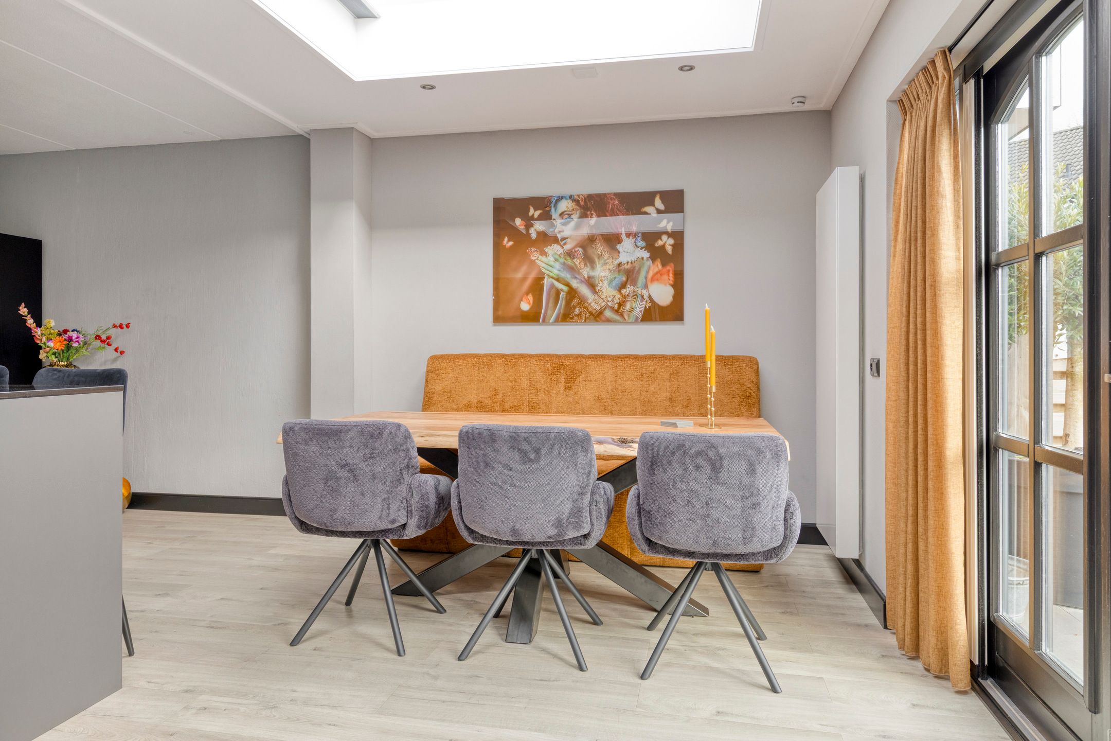 Modernized semi-detached family home with extension and luxury amenities — 19