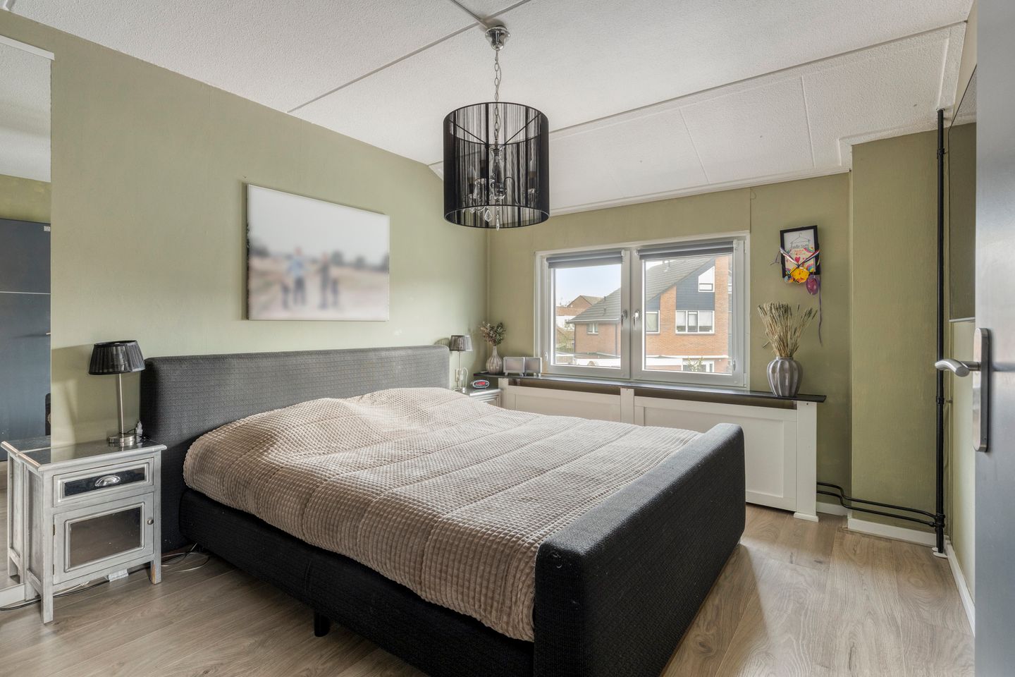 Modernized semi-detached family home with extension and luxury amenities — 23