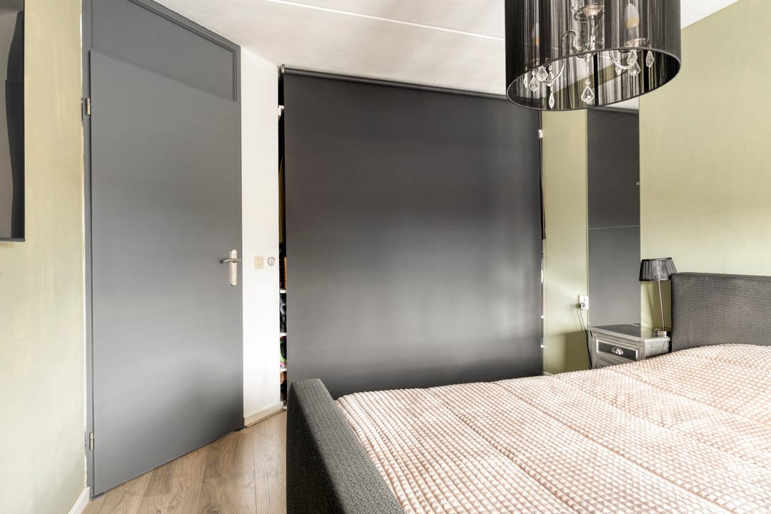 Modernized semi-detached family home with extension and luxury amenities — 24