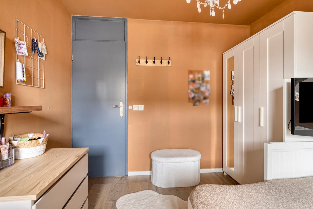 Modernized semi-detached family home with extension and luxury amenities — 26