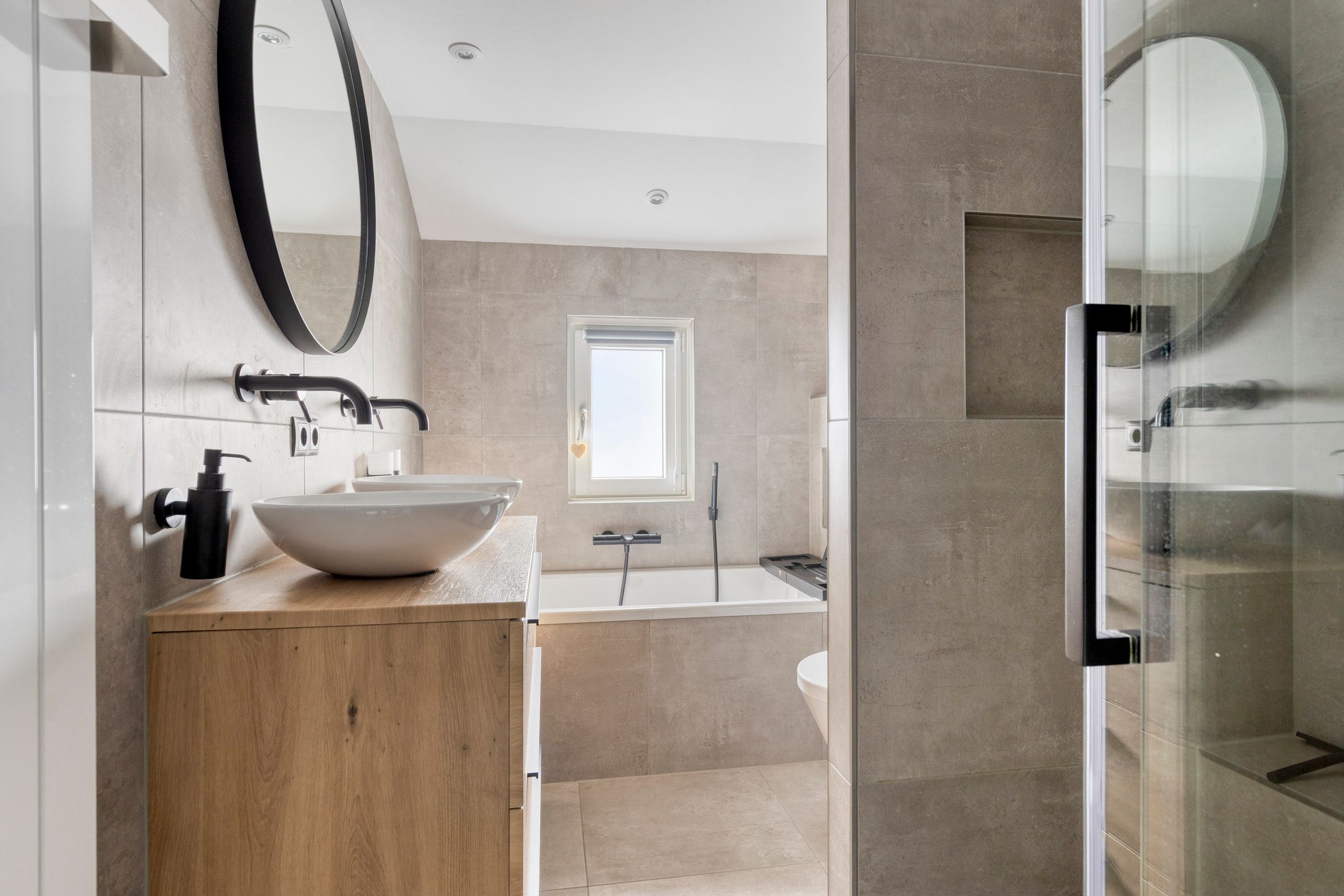 Modernized semi-detached family home with extension and luxury amenities — 28