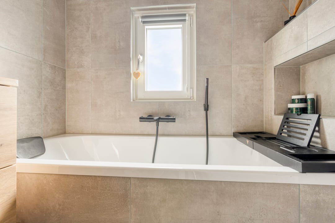 Modernized semi-detached family home with extension and luxury amenities — 29