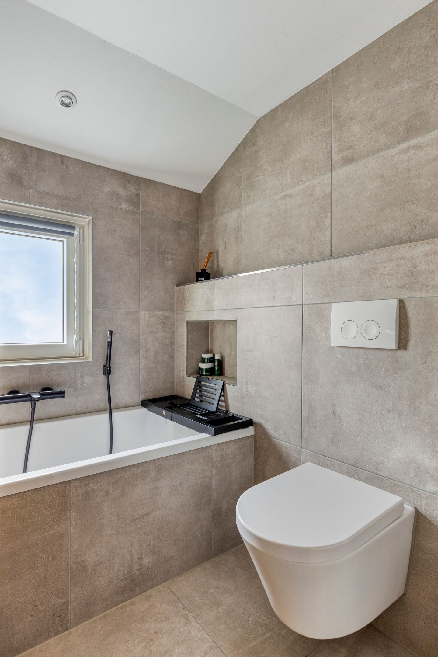 Modernized semi-detached family home with extension and luxury amenities — 31