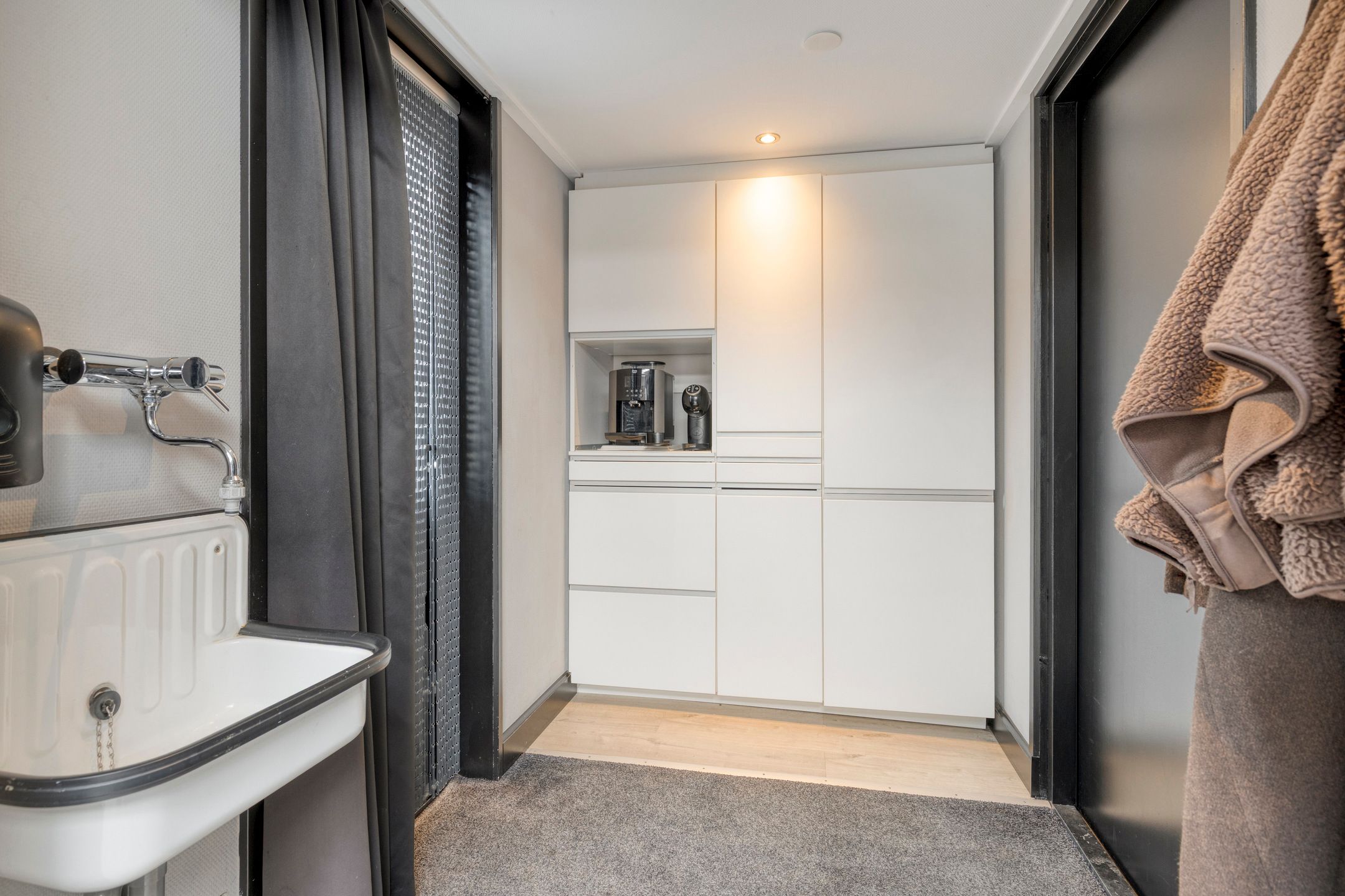 Modernized semi-detached family home with extension and luxury amenities — 37