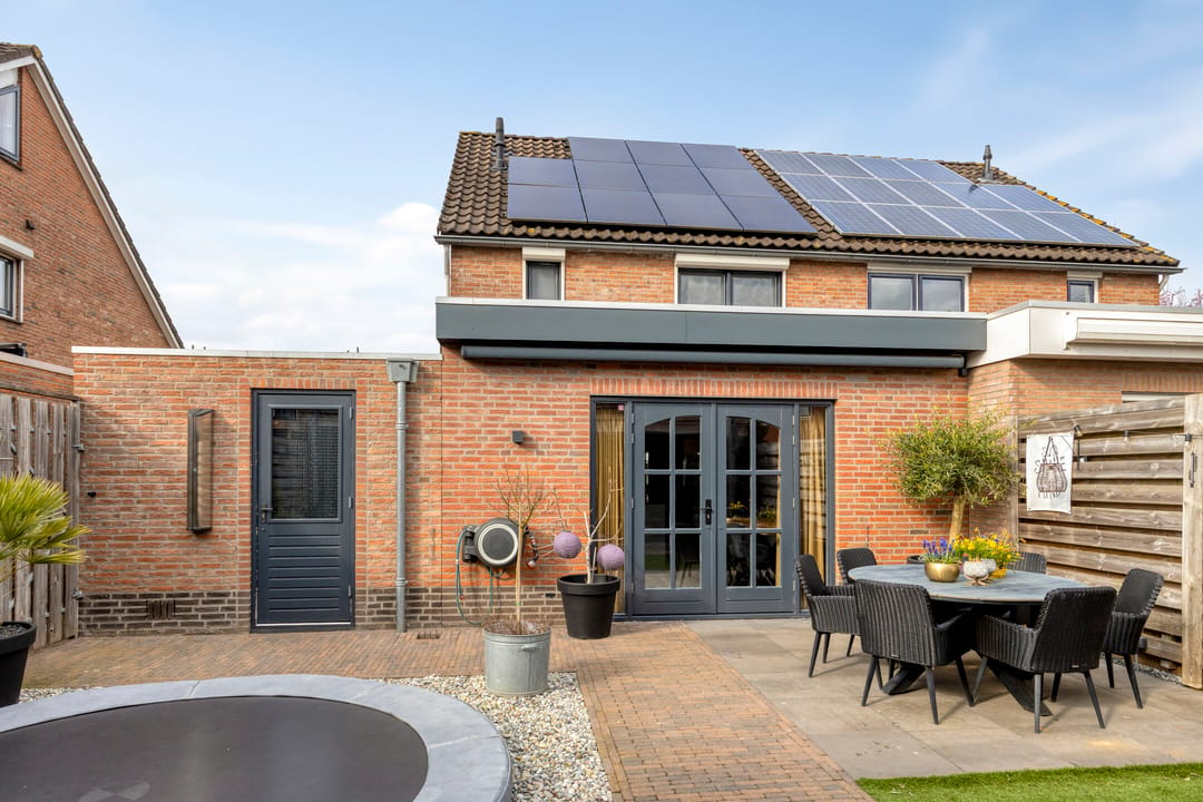 Modernized semi-detached family home with extension and luxury amenities — 39