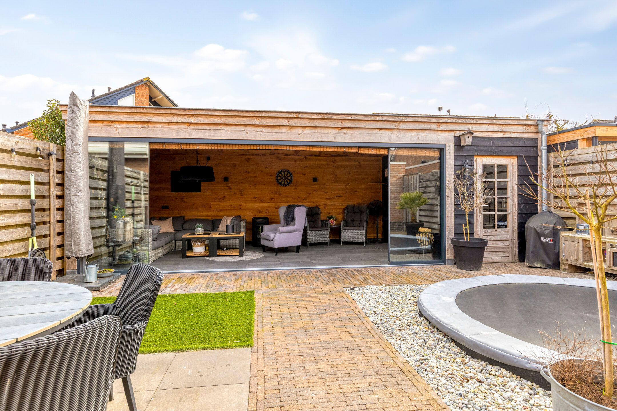 Modernized semi-detached family home with extension and luxury amenities — 40