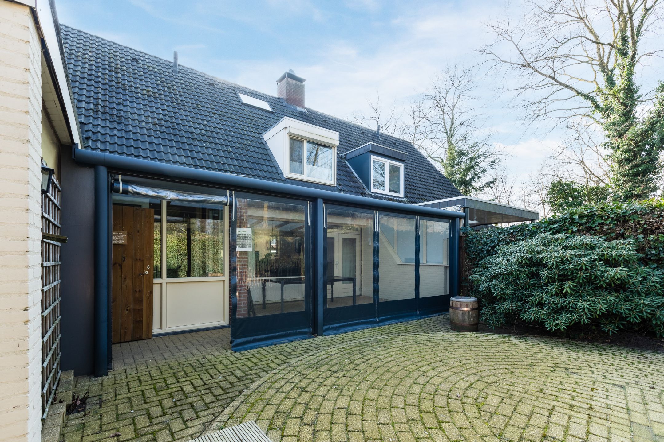 Spacious semi-detached house with garage and sunny garden in Bergen L — 52