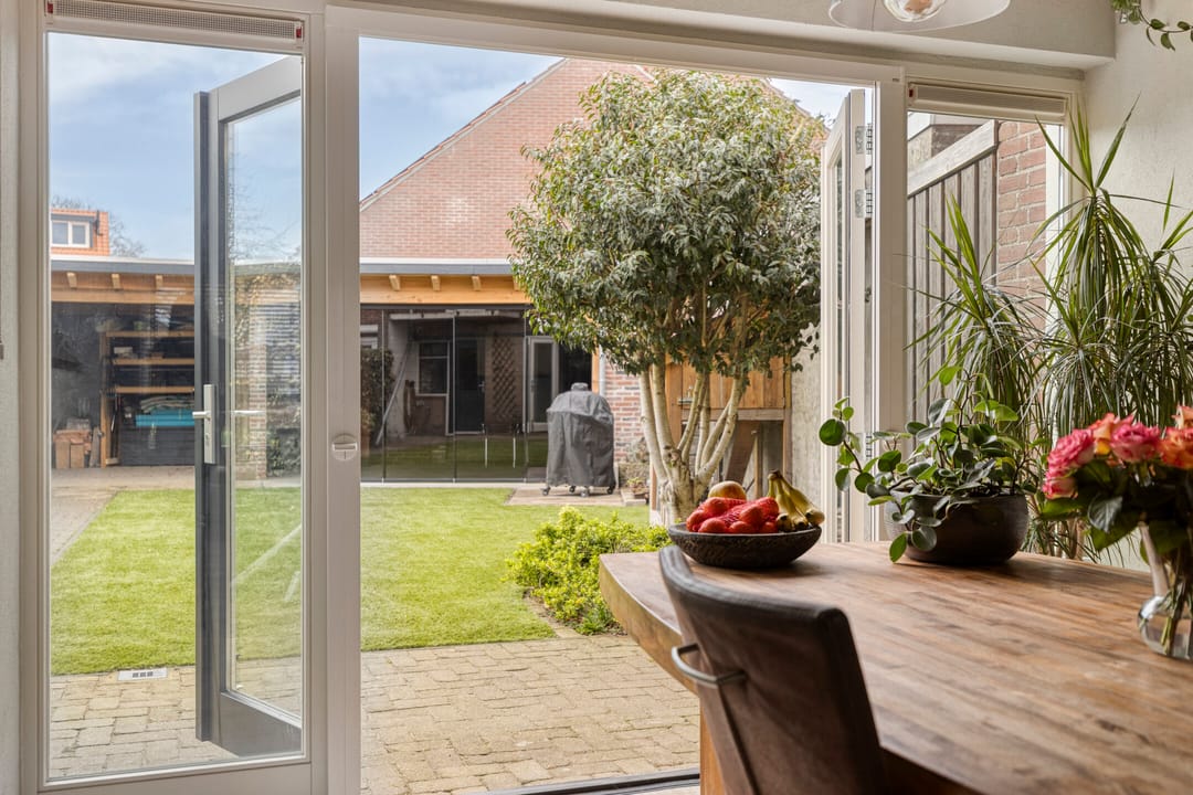 Modernized Corner House with 4 Bedrooms and West-Facing Garden — 12