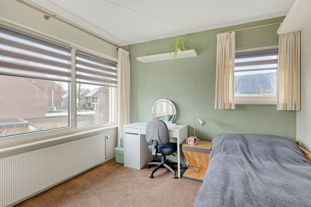 Modernized Corner House with 4 Bedrooms and West-Facing Garden — 22