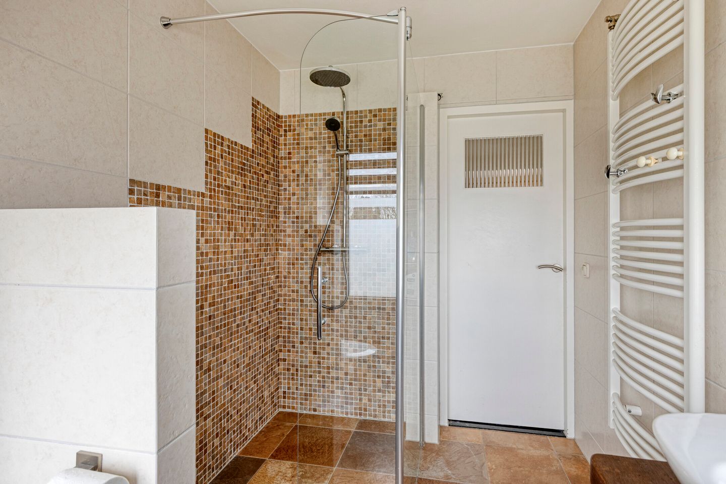 Modernized Corner House with 4 Bedrooms and West-Facing Garden — 24