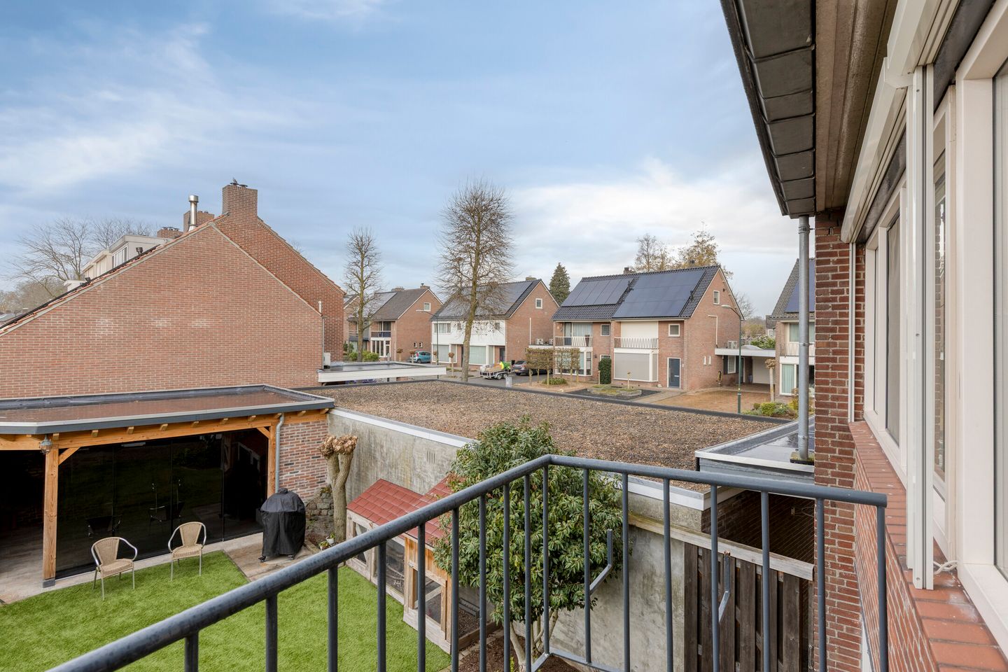 Modernized Corner House with 4 Bedrooms and West-Facing Garden — 28
