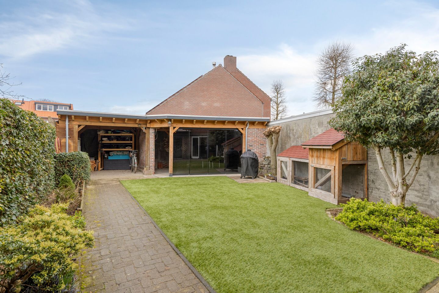 Modernized Corner House with 4 Bedrooms and West-Facing Garden — 34