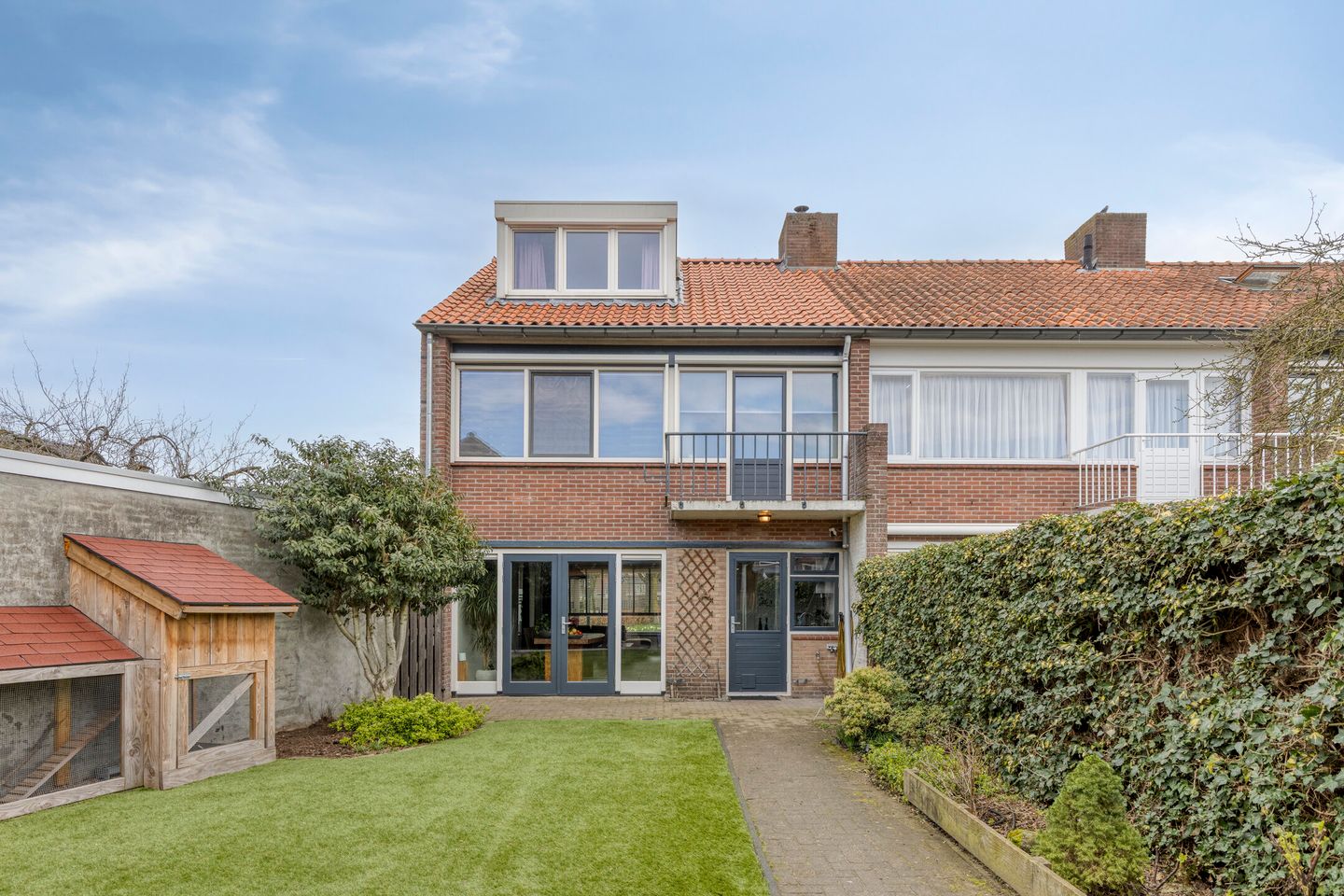 Modernized Corner House with 4 Bedrooms and West-Facing Garden — 39