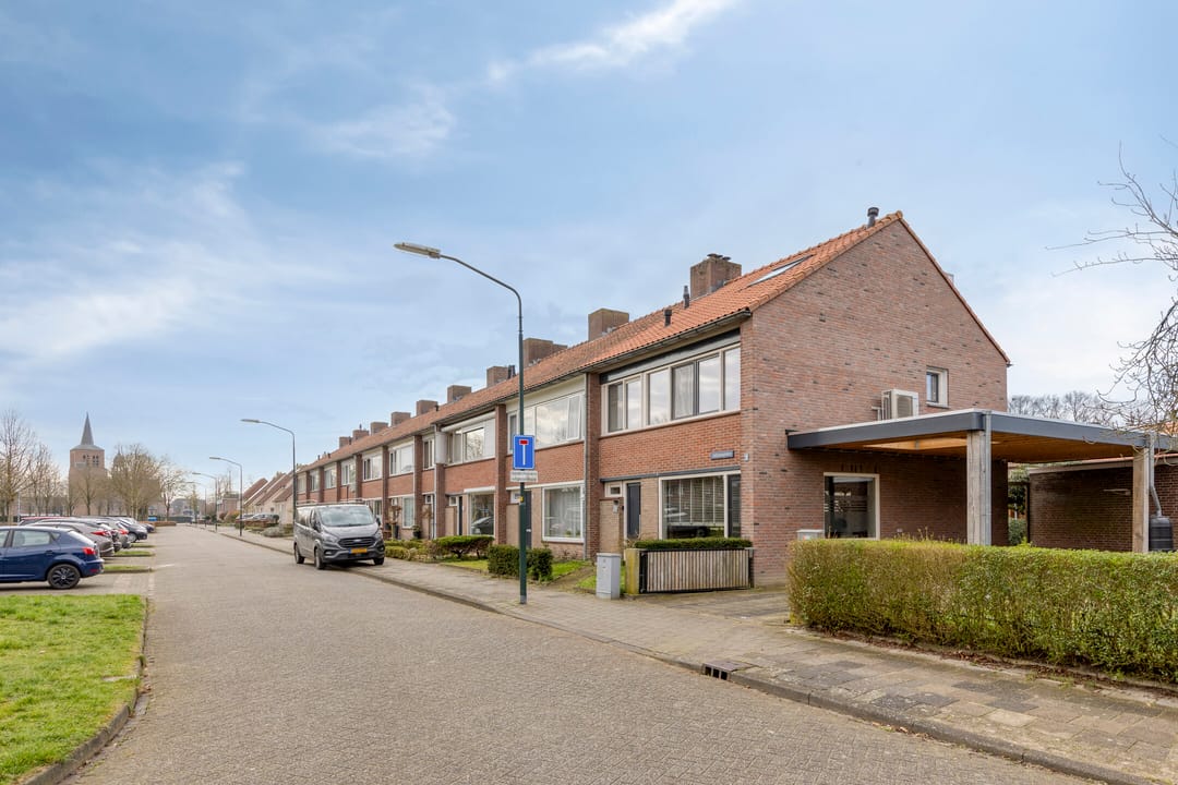 Modernized Corner House with 4 Bedrooms and West-Facing Garden — 42