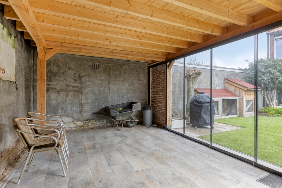 Modernized Corner House with 4 Bedrooms and West-Facing Garden — 36