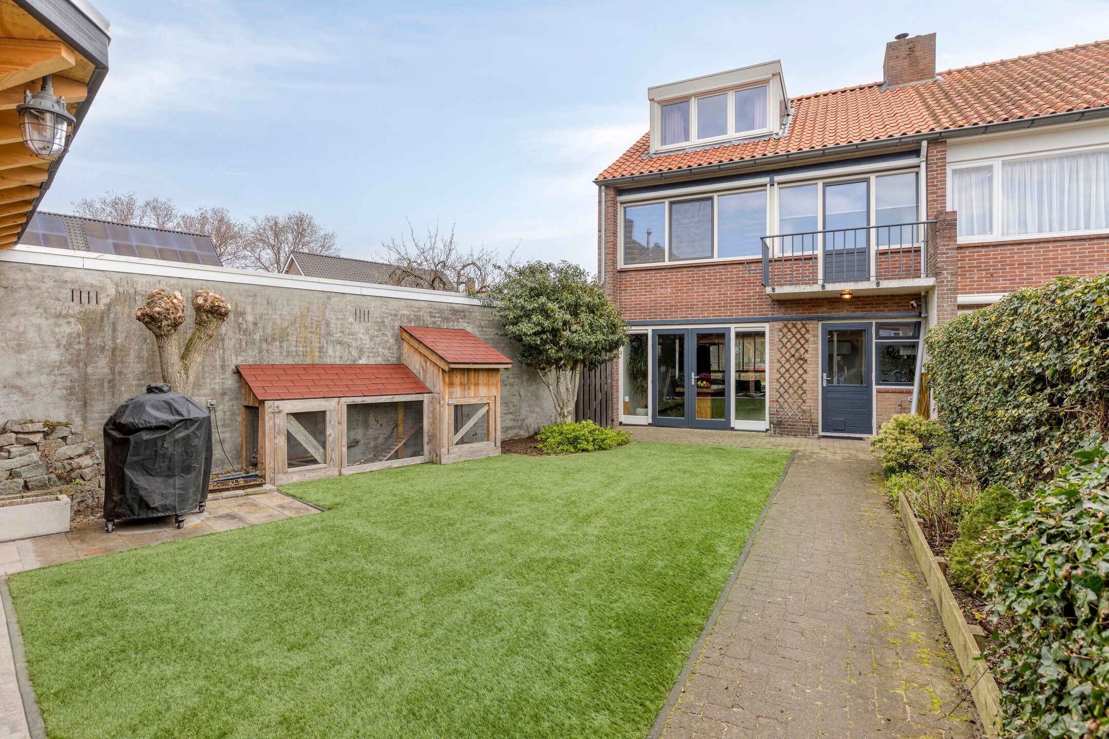Modernized Corner House with 4 Bedrooms and West-Facing Garden — 38
