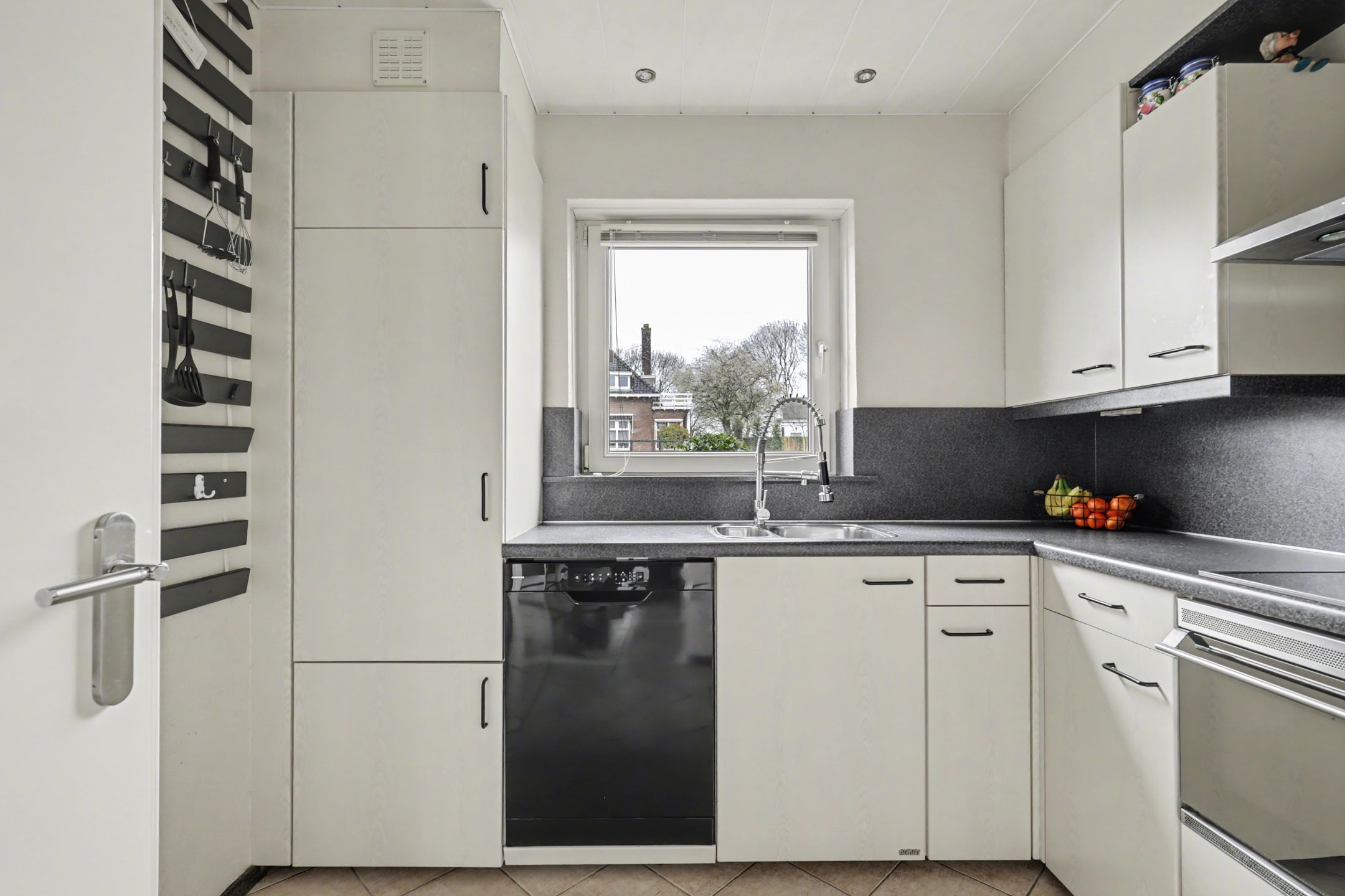 Well-maintained terraced home in Strijen center with veranda and harbor view — 12