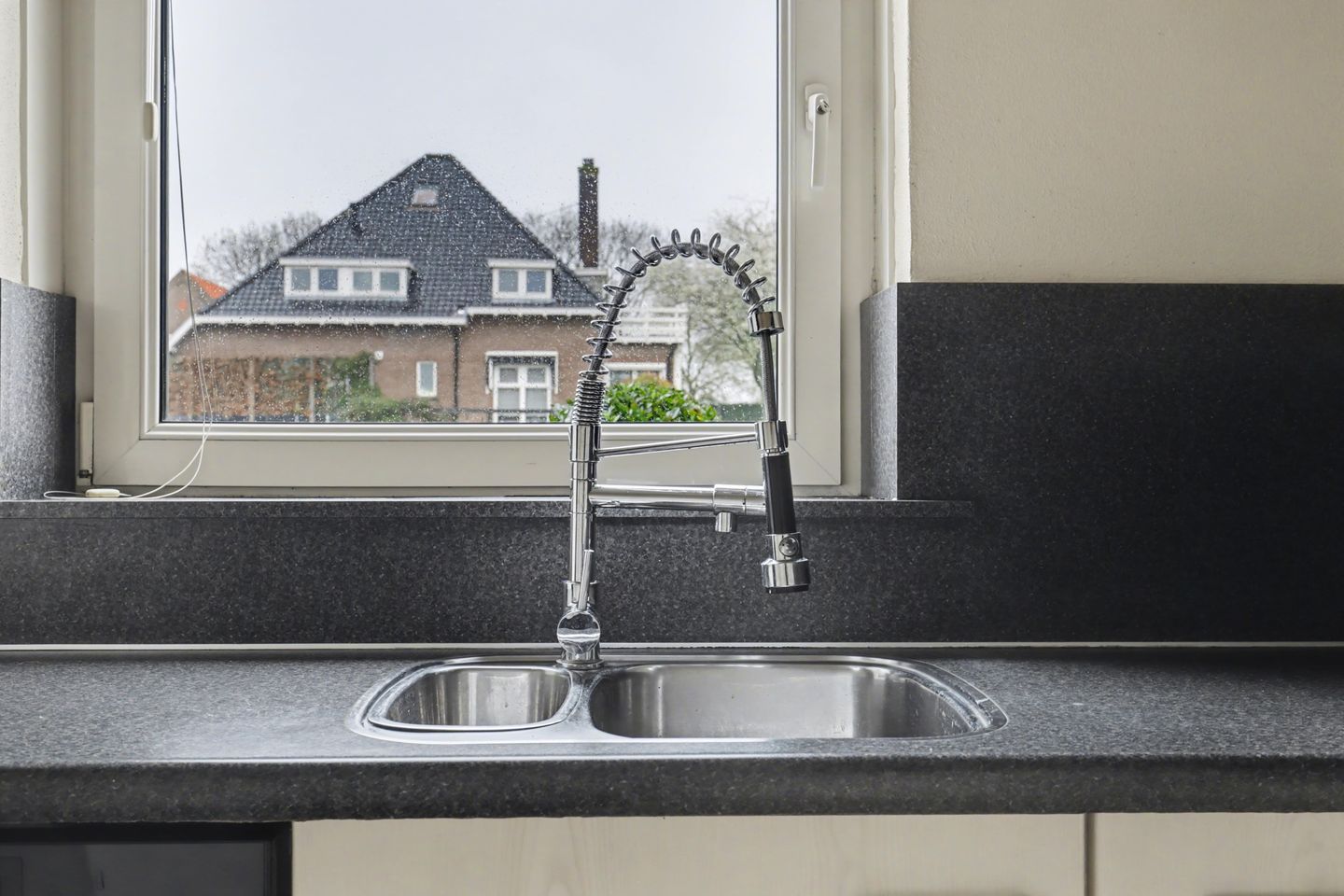 Well-maintained terraced home in Strijen center with veranda and harbor view — 14