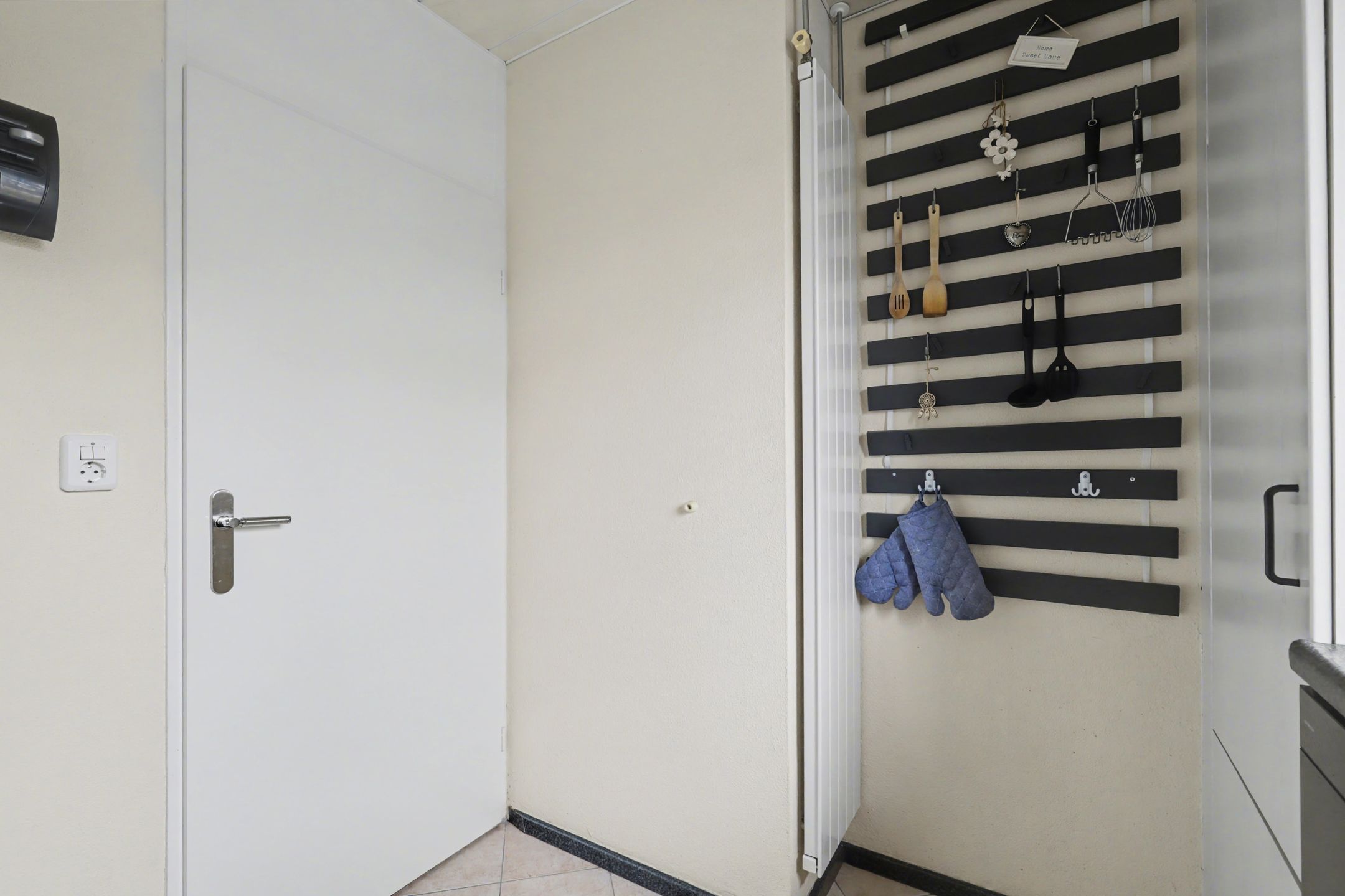 Well-maintained terraced home in Strijen center with veranda and harbor view — 15