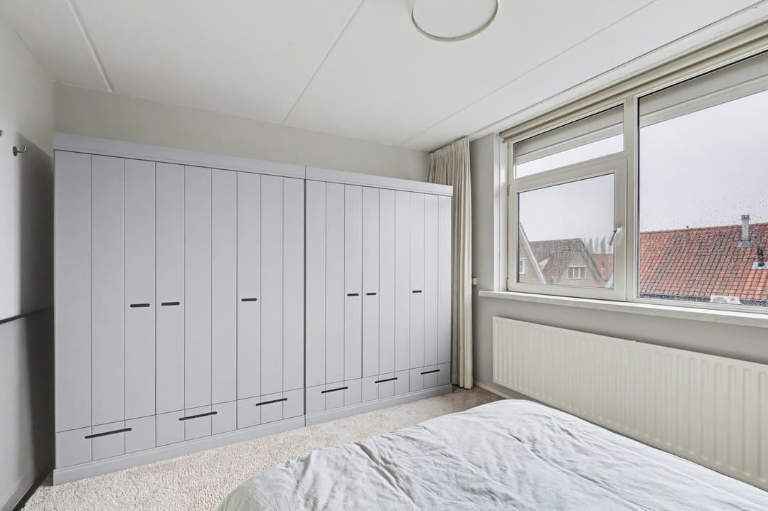 Well-maintained terraced home in Strijen center with veranda and harbor view — 22
