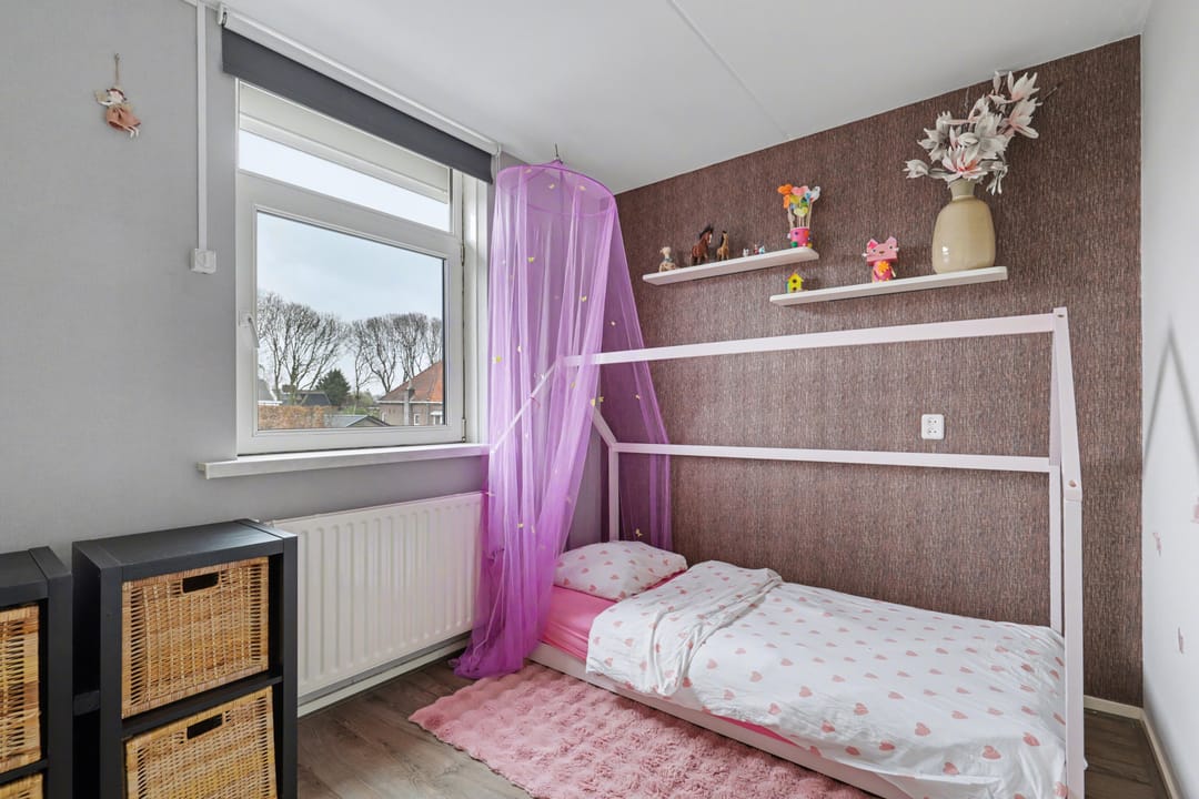 Well-maintained terraced home in Strijen center with veranda and harbor view — 23