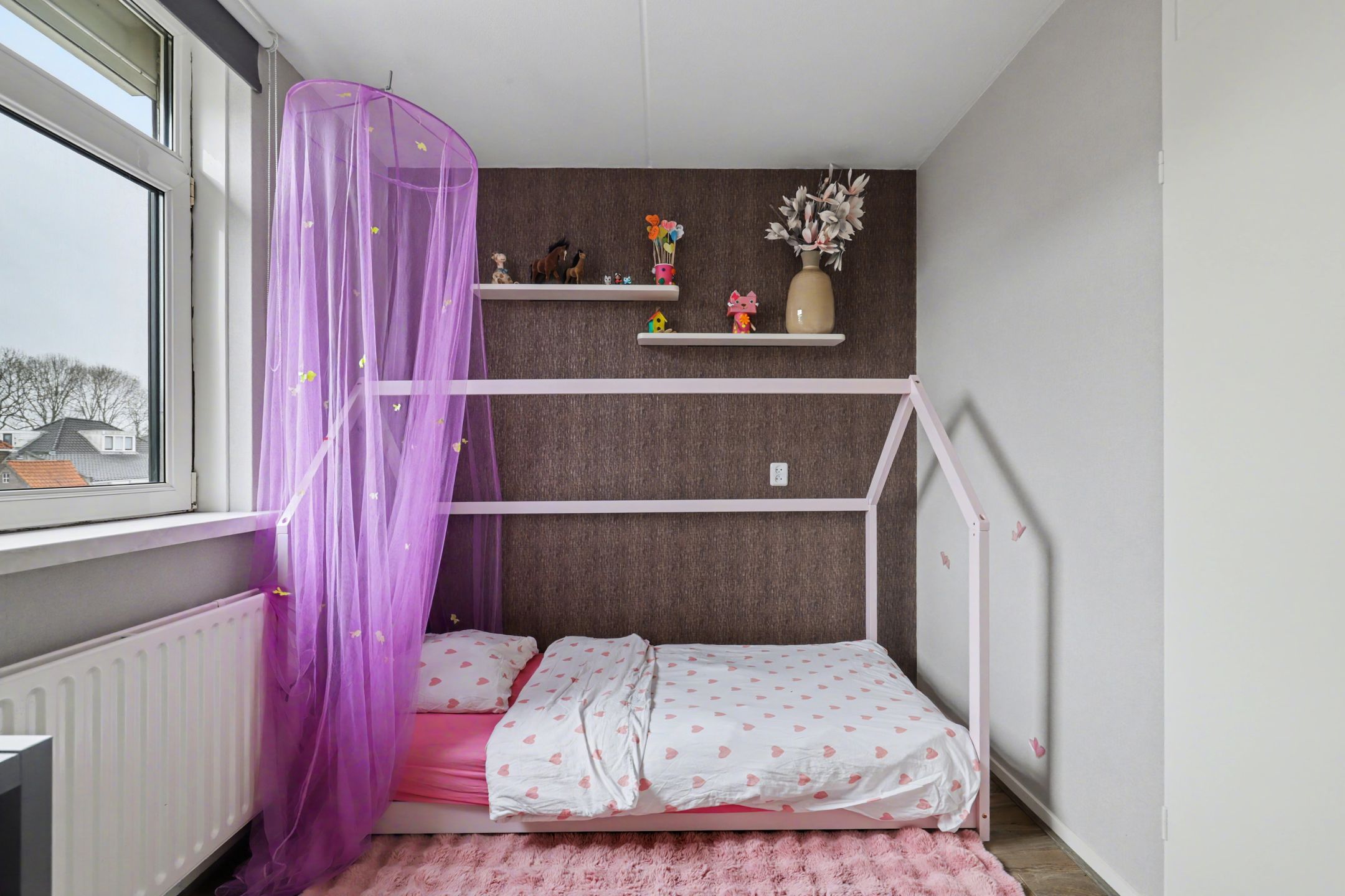 Well-maintained terraced home in Strijen center with veranda and harbor view — 24