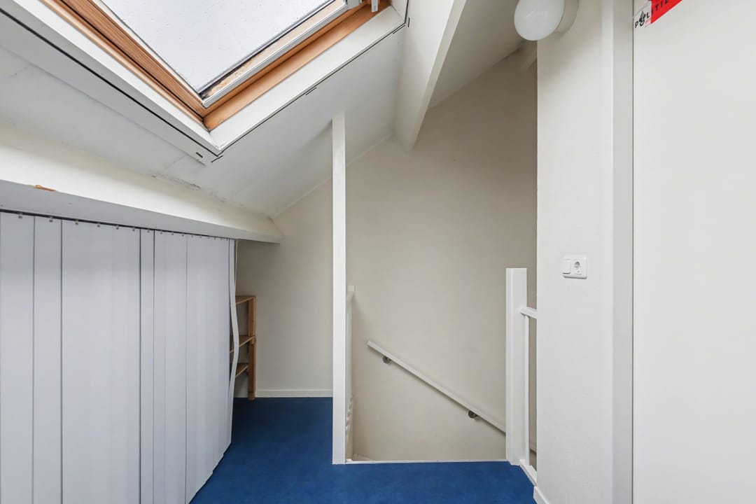 Well-maintained terraced home in Strijen center with veranda and harbor view — 28