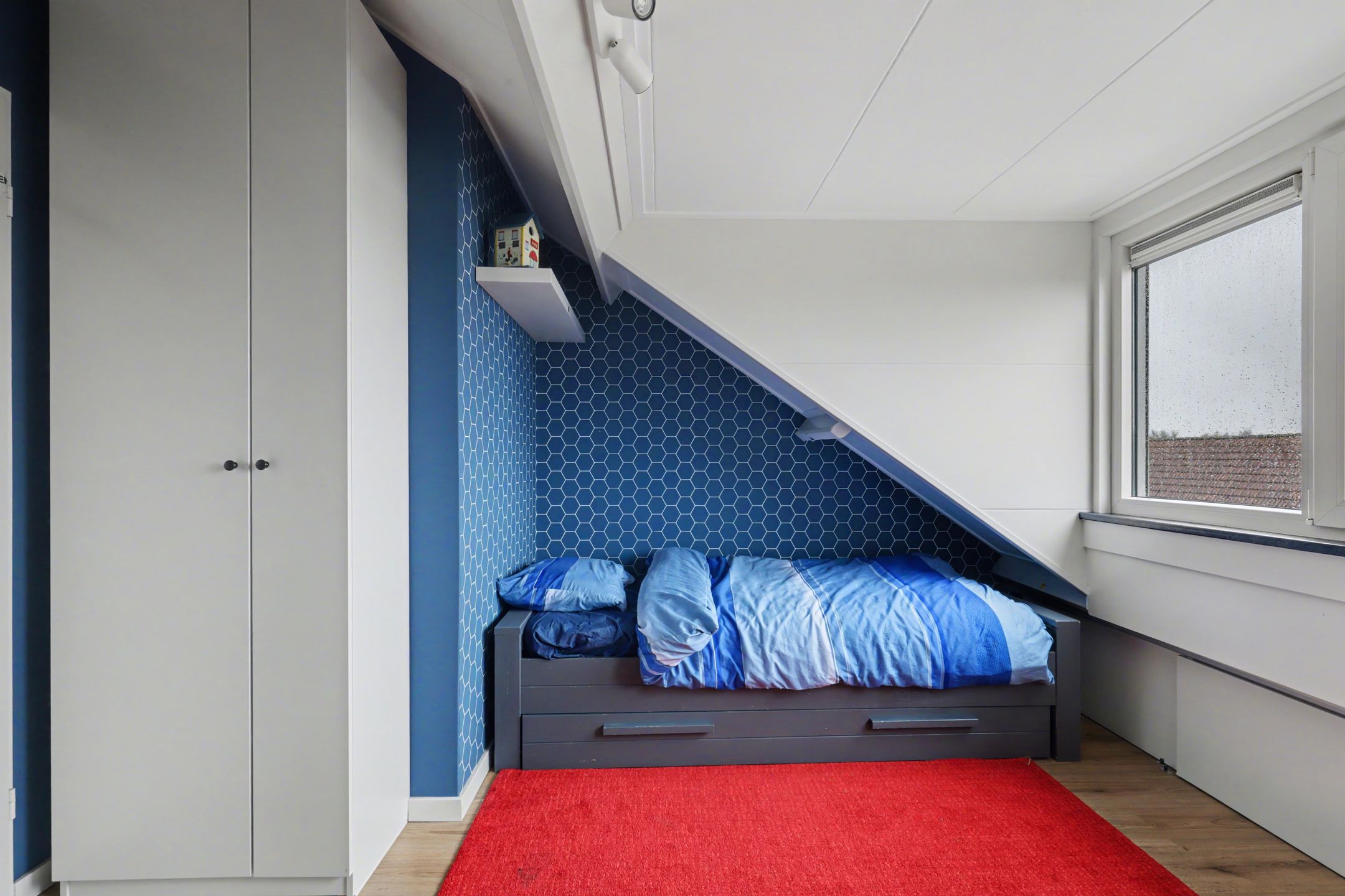 Well-maintained terraced home in Strijen center with veranda and harbor view — 30
