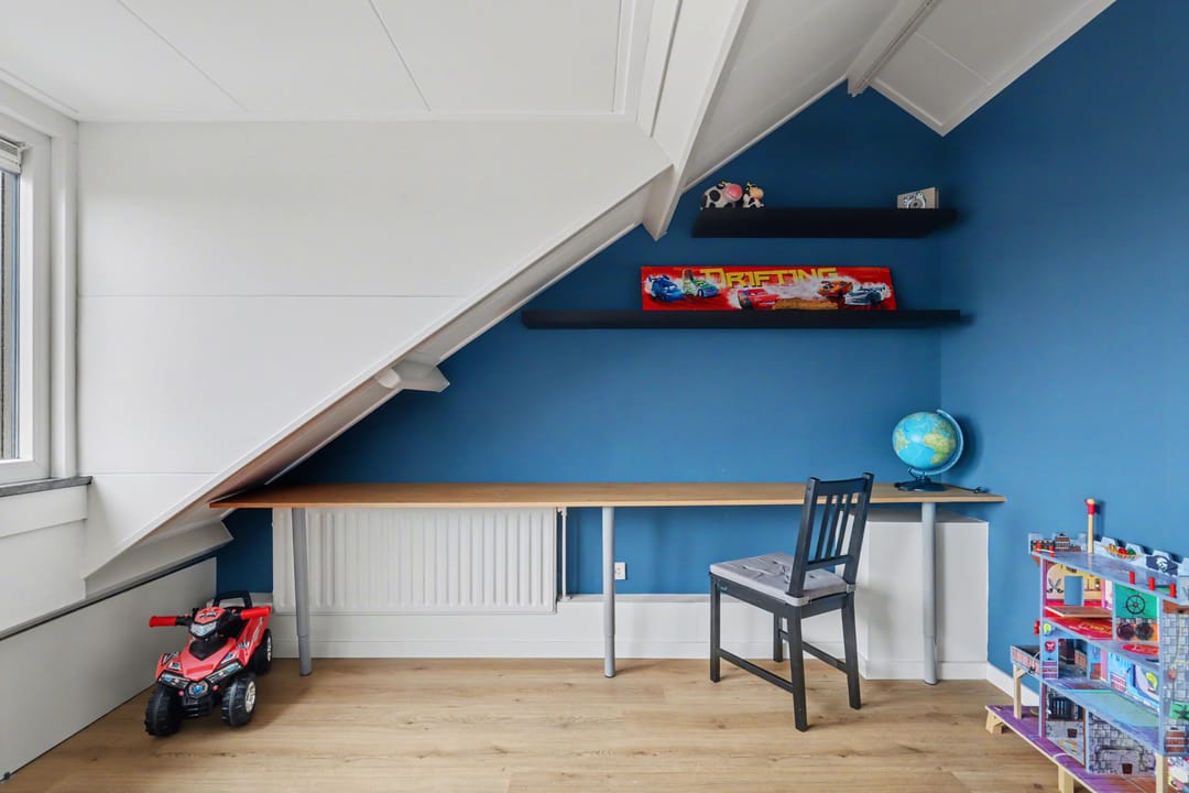 Well-maintained terraced home in Strijen center with veranda and harbor view — 31