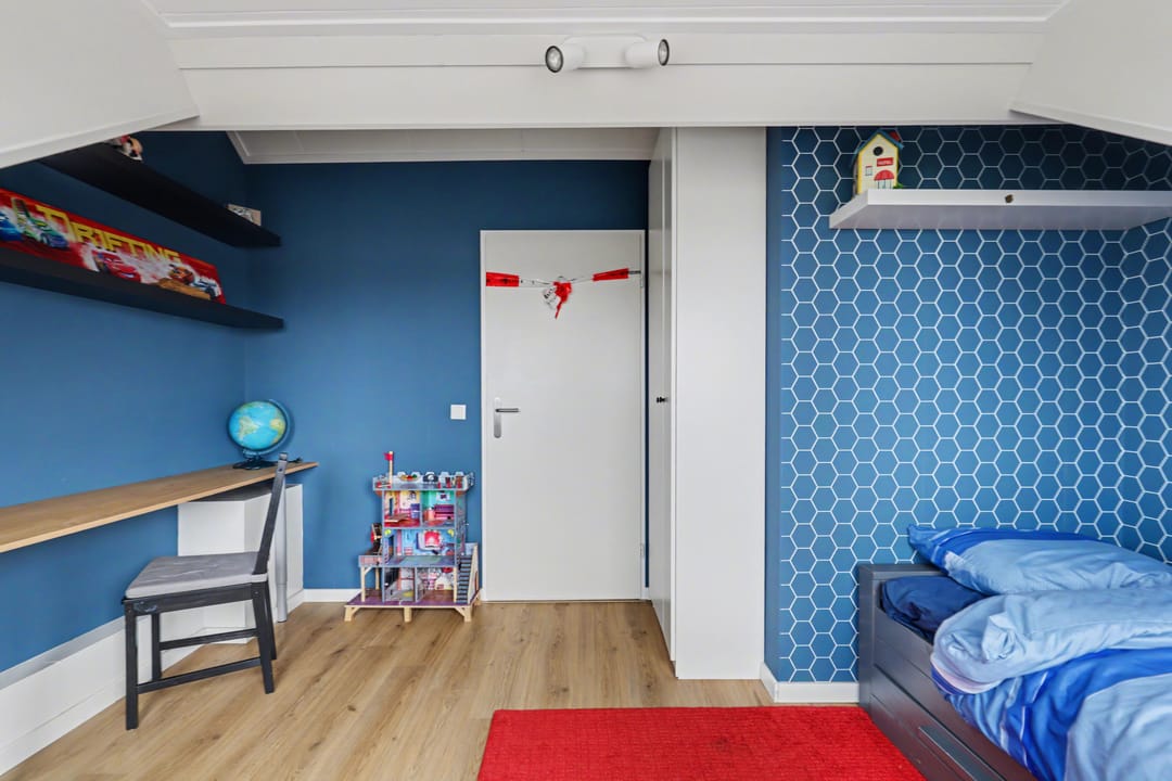 Well-maintained terraced home in Strijen center with veranda and harbor view — 32