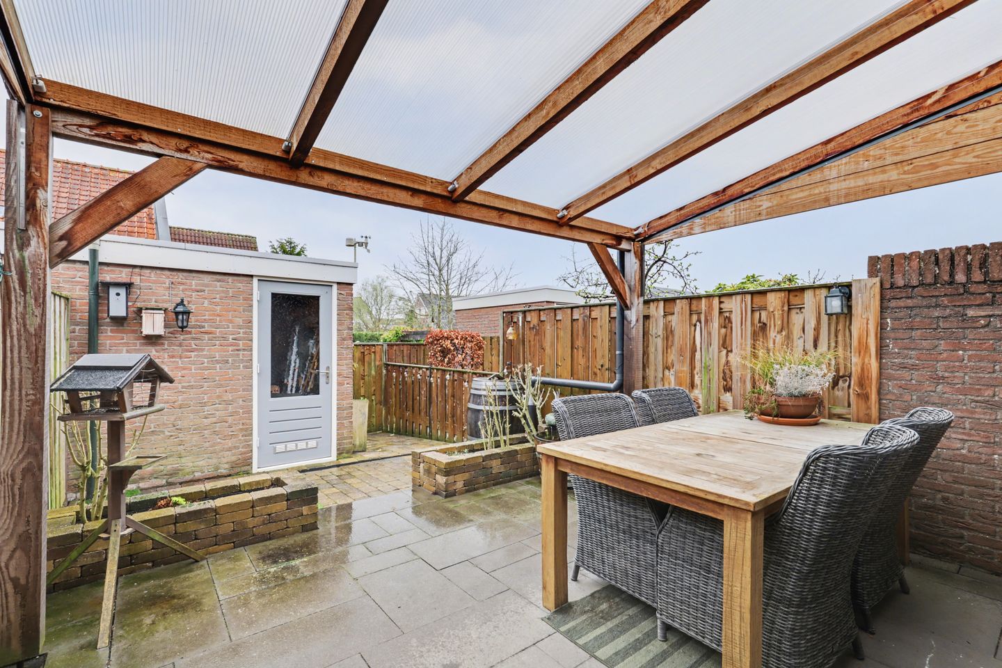 Well-maintained terraced home in Strijen center with veranda and harbor view — 34
