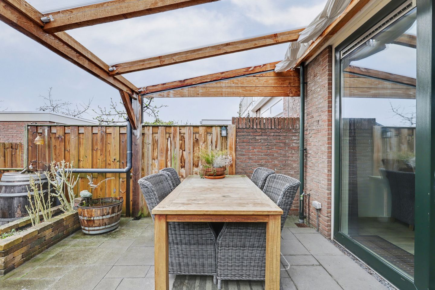 Well-maintained terraced home in Strijen center with veranda and harbor view — 35