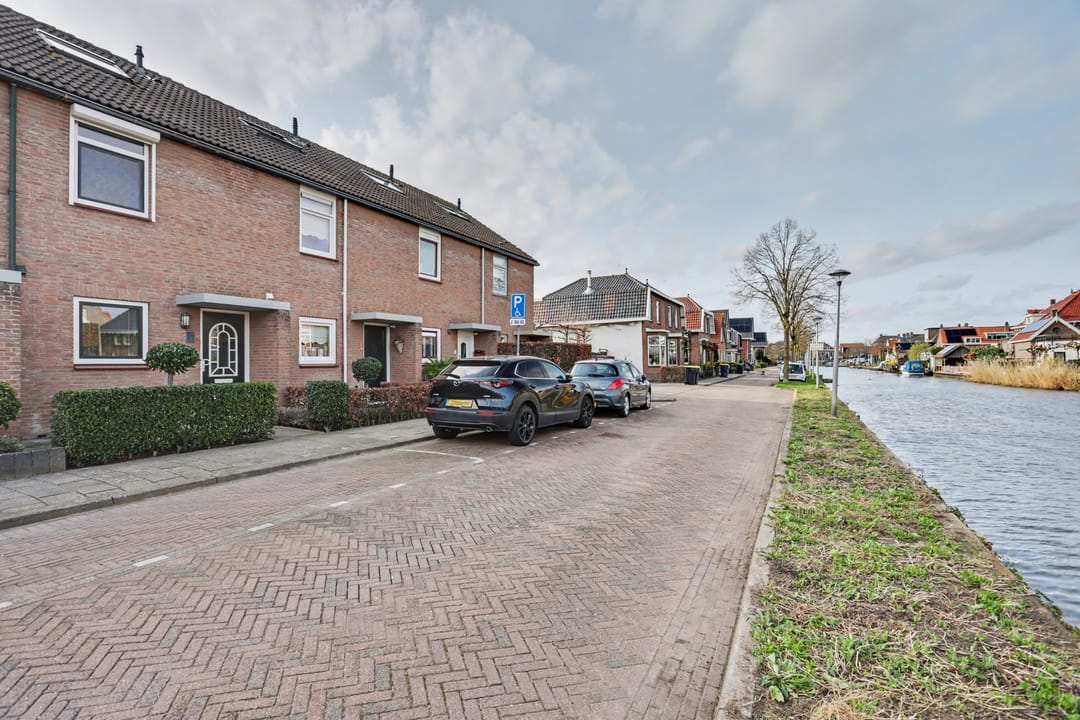 Well-maintained terraced home in Strijen center with veranda and harbor view — 37