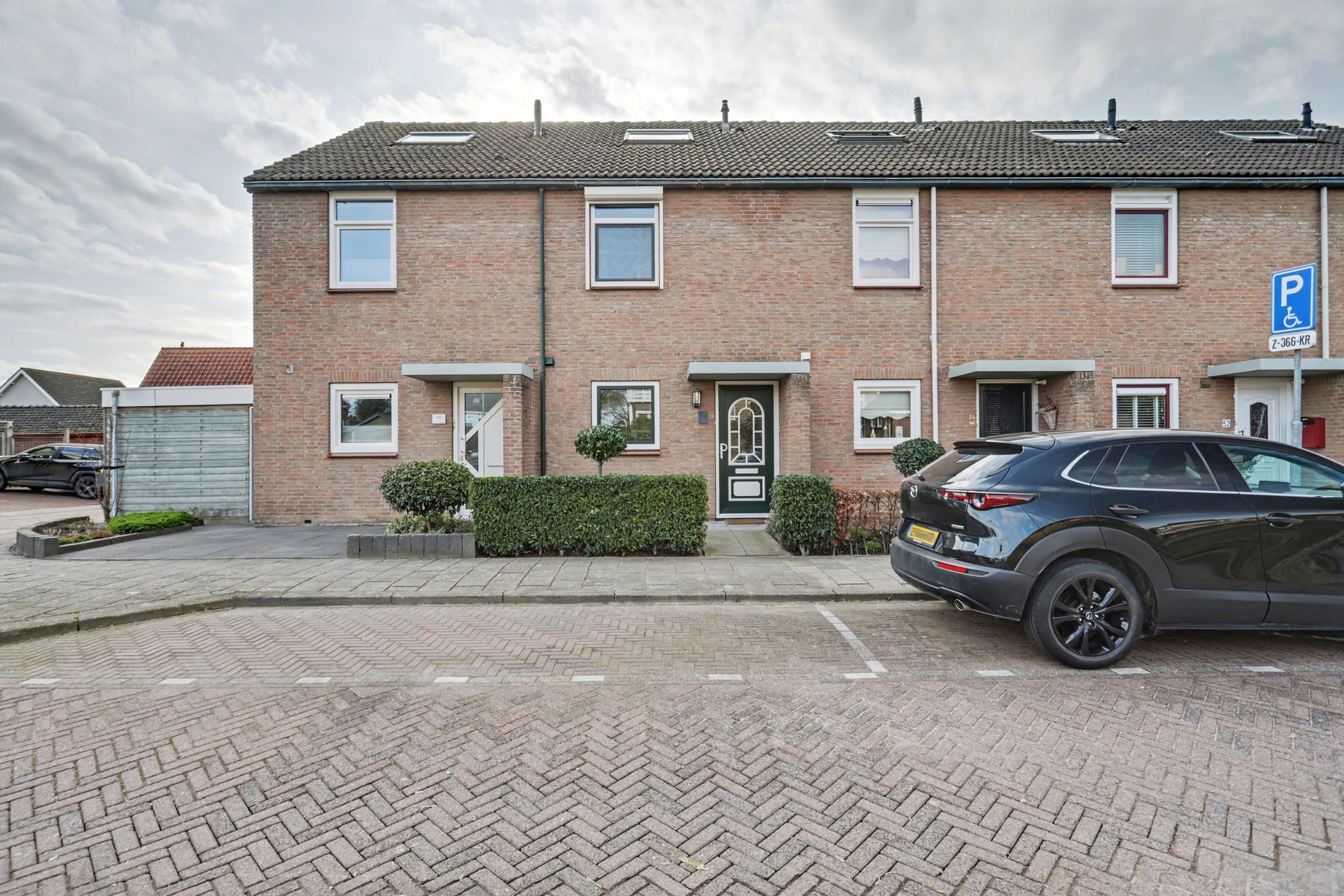 Well-maintained terraced home in Strijen center with veranda and harbor view — 39