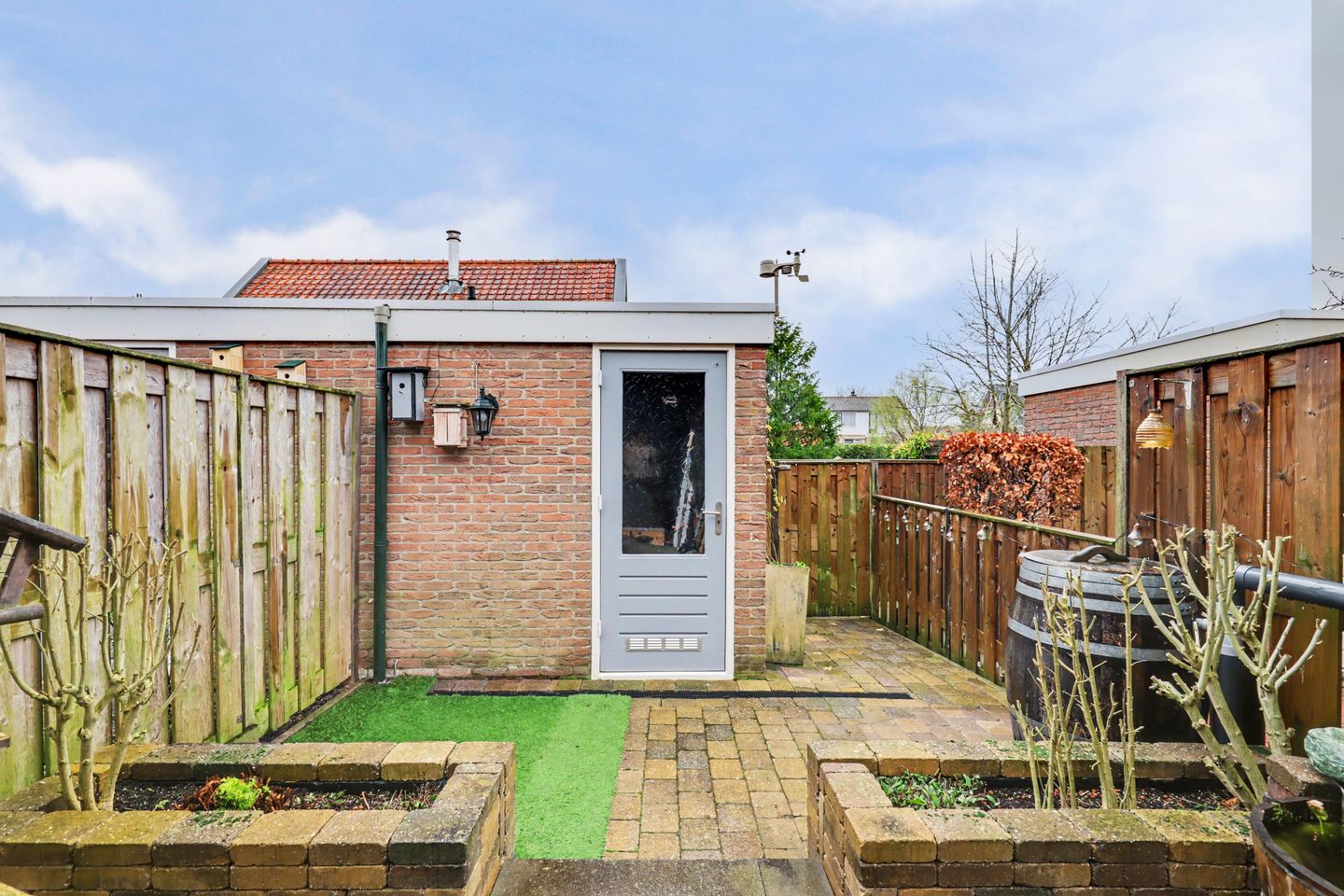 Well-maintained terraced home in Strijen center with veranda and harbor view — 40