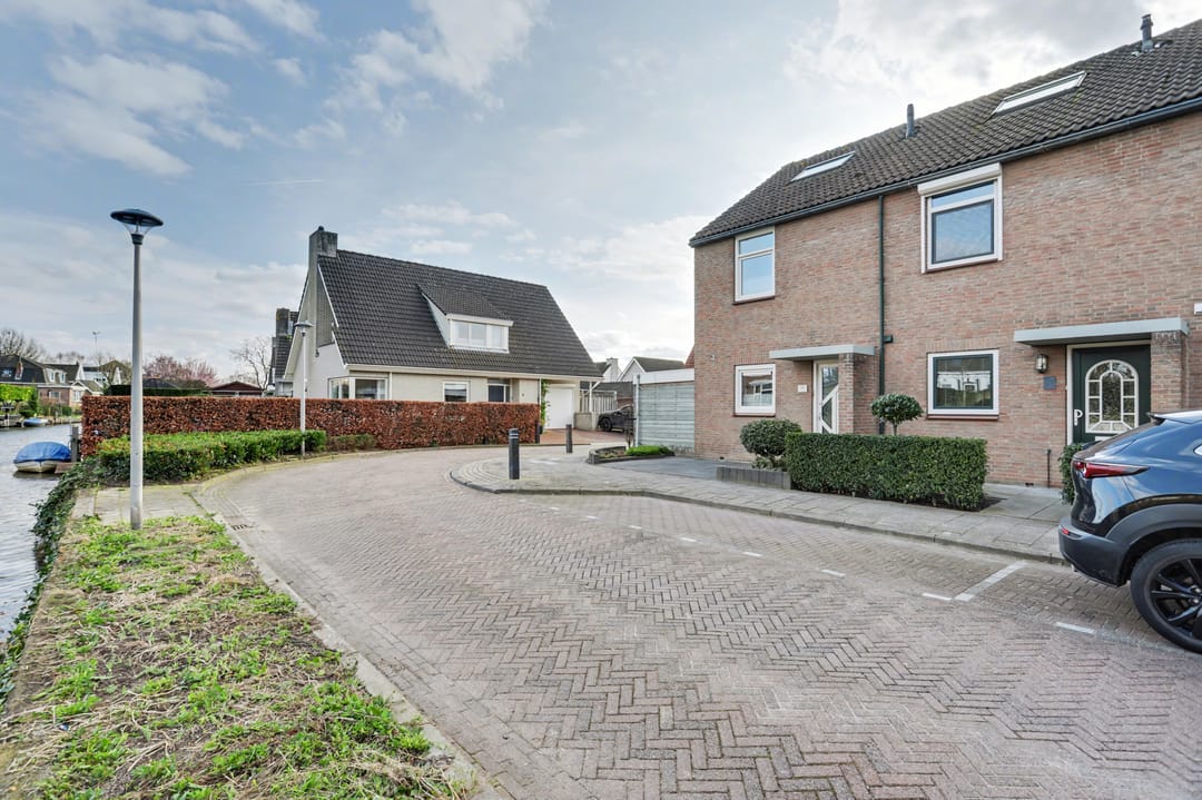 Well-maintained terraced home in Strijen center with veranda and harbor view — 41