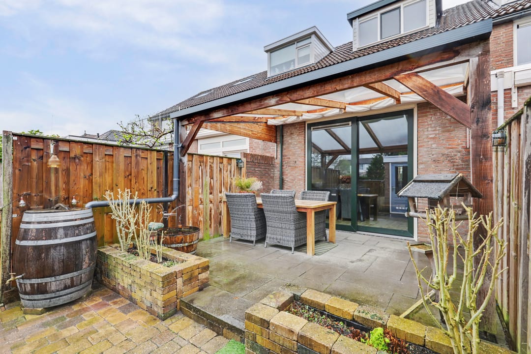 Well-maintained terraced home in Strijen center with veranda and harbor view — 38