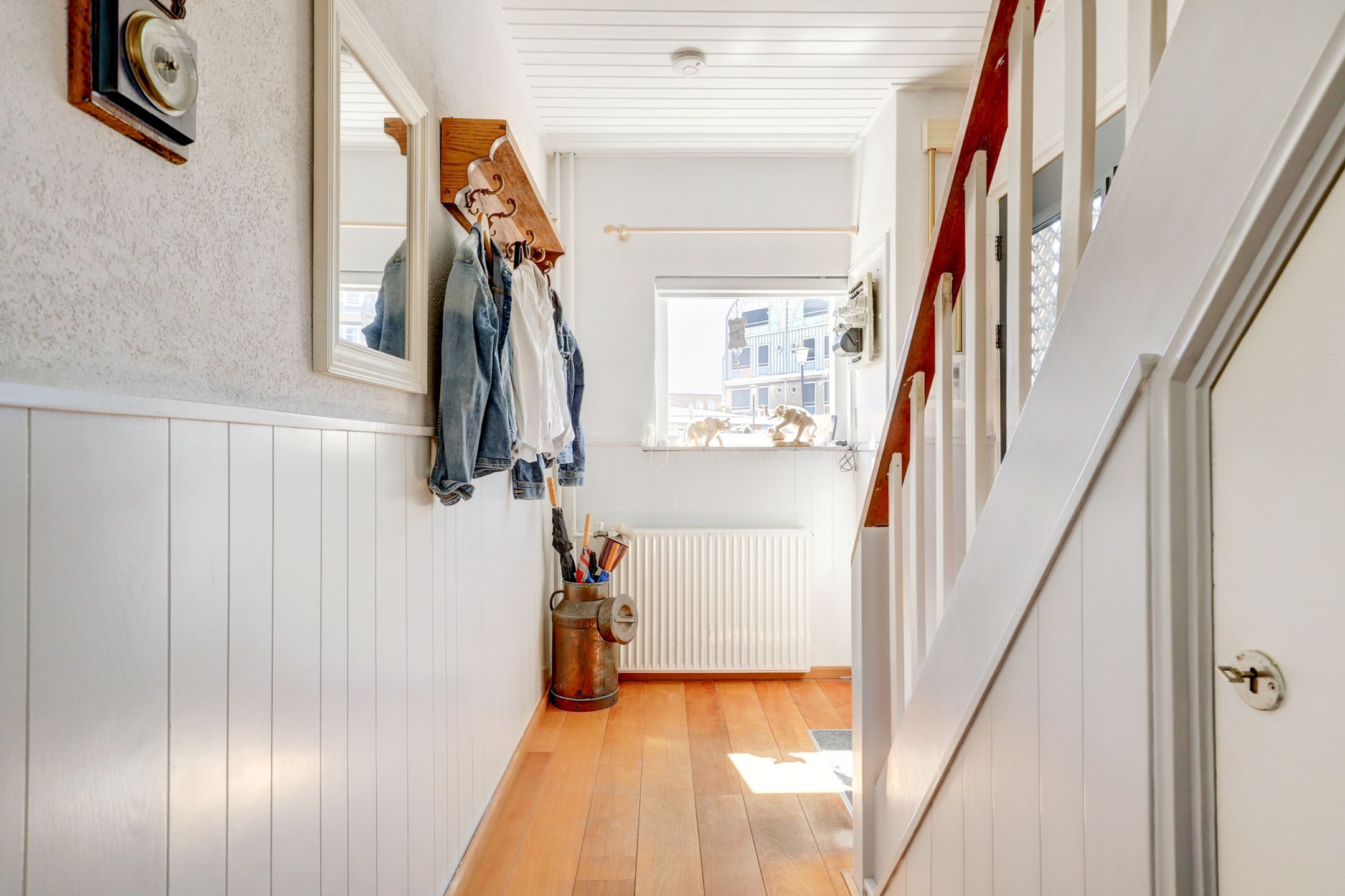 Detached house with character and comfort on the water in Lutjebroek — 15
