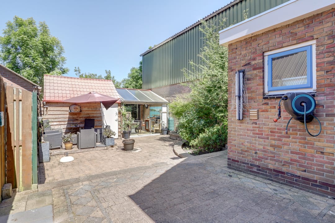 Detached house with character and comfort on the water in Lutjebroek — 28