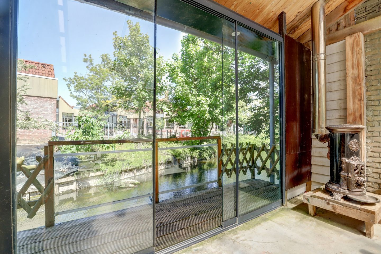 Detached house with character and comfort on the water in Lutjebroek — 34