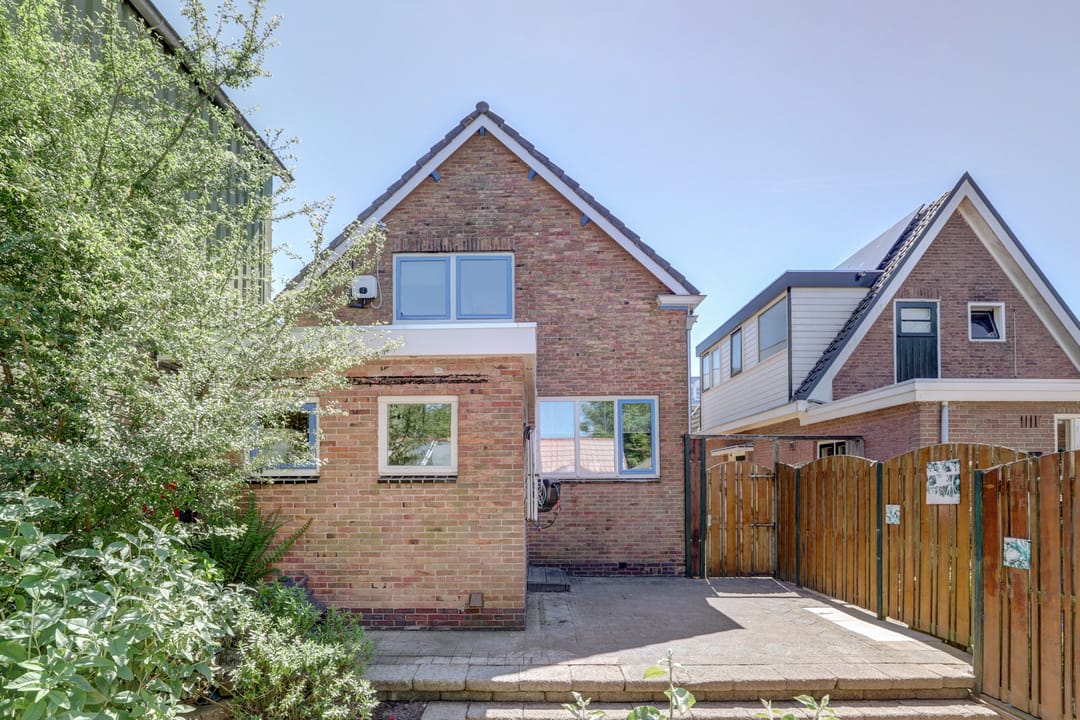 Detached house with character and comfort on the water in Lutjebroek — 37