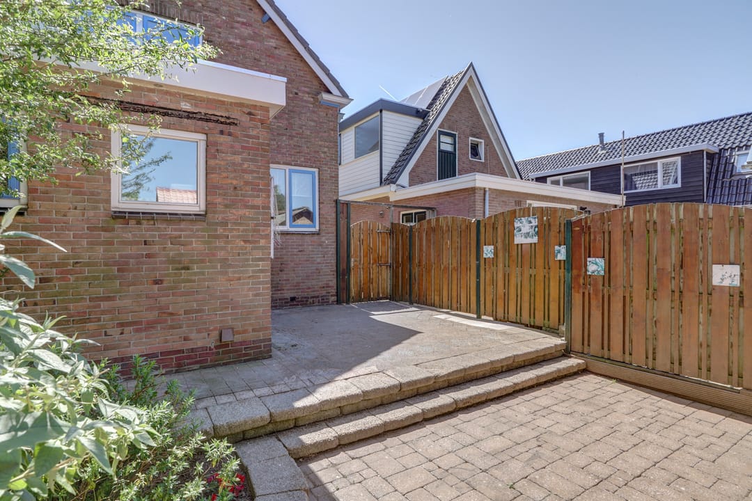 Detached house with character and comfort on the water in Lutjebroek — 38