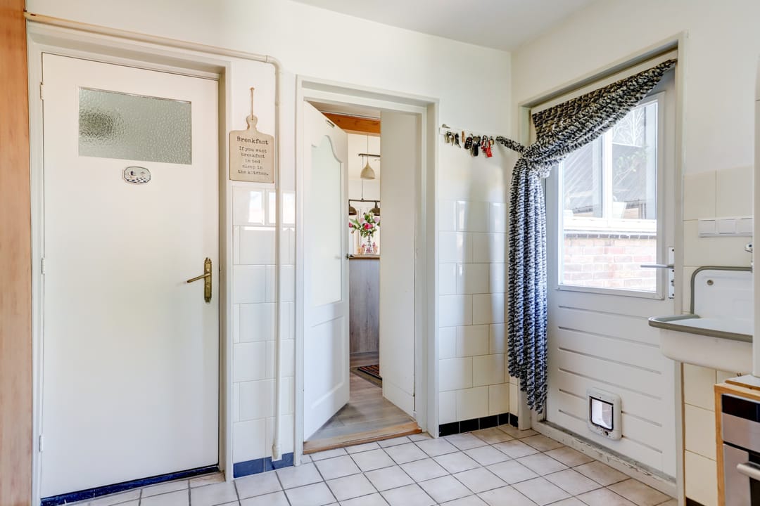 Detached house with character and comfort on the water in Lutjebroek — 13