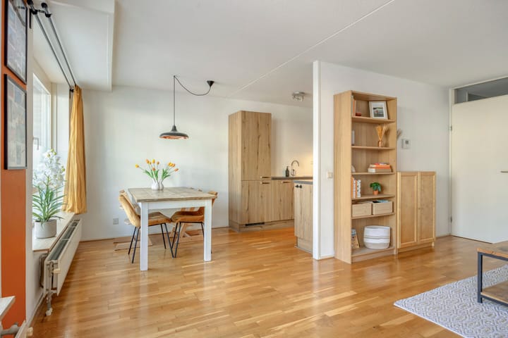 Photo 4 of Graaf van Burenstraat 2-F1