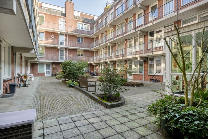 Photo 2 of Graaf van Burenstraat 2-F1